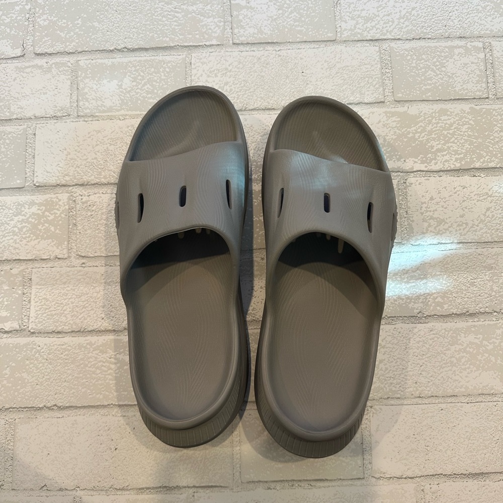 HOKA Ora Recovery Slide 3 size 9 men in grey